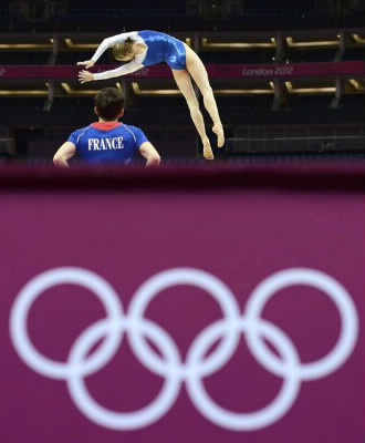 Qui est cette gymnaste et son entraîneur ?