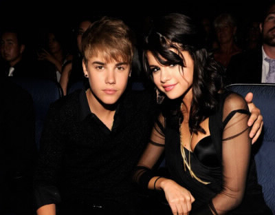 Qui était sur la photo à côté de Selena Gomez ?