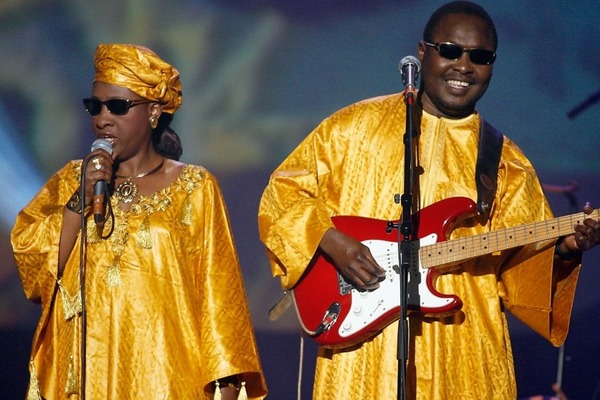 Amadou et Mariam, de leurs noms complets Amadou Bagayoko et Mariam Doumbia, sont un couple de musiciens et chanteurs ....