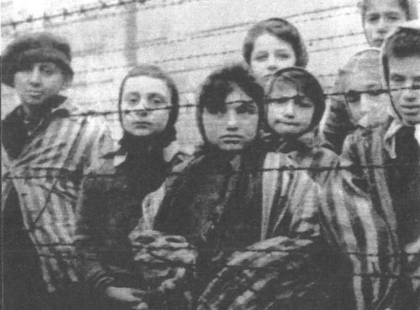 De 1933 à 1936 sont internés dans les camps de concentrations...