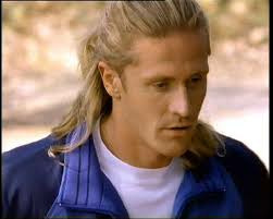 Dans une pub de 1999, qu'est-ce que Emmanuel Petit demande à une jeune fille ?