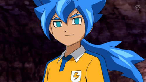 Qui est le joueur qui a les cheveux bleu en mixi max en attaquant dans l'équipe Raimon ?