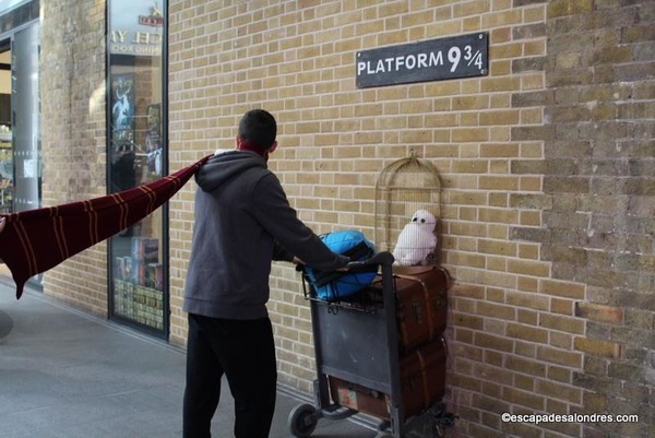 Dans quelle gare londonienne se trouve le quai 9 ¾ de la saga "Harry Potter" ?