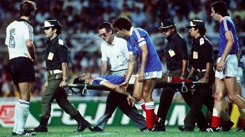 En 1982, quel joueur français sort sur civière après une collision avec le gardien allemand lors d'une spectaculaire demi-finale ?