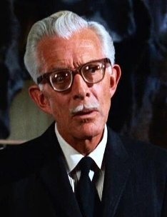 Alfred Pennyworth, le majordome de "Batman" est interprété par ____ dans la série de 1966