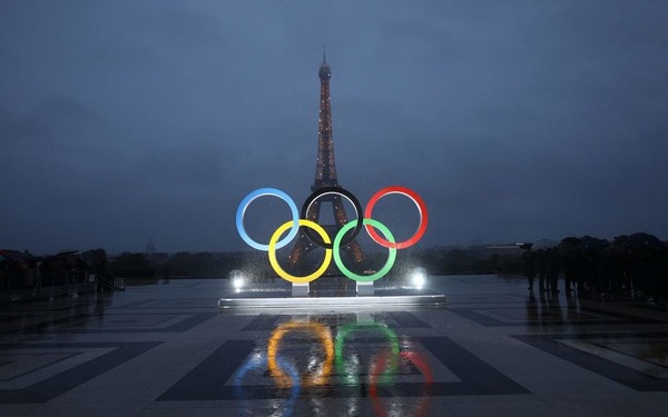 "Quelle est la couleur de fond du drapeau olympiquecélèbre pour ses cinq anneaux ?"