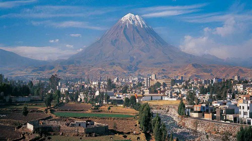 Arequipa est une ville située à plus de 2 300 mètres dans les Andes ; elle est la deuxième ville importante de cet État. Quel pays devez-vous deviner ?