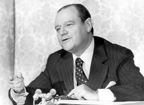 Qui est nommé Premier ministre français en 1976 par Giscard d’Estaing ?