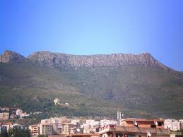 Comment s'appelle la montagne qui domine Bejaia ?
