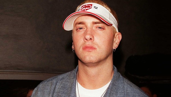 Le rappeur Eminem a joué dans le film autobiographique au titre de " ... miles " ?