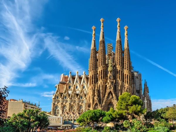 Dans quelle ville d'Espagne se trouve la Sagrada Familia ?
