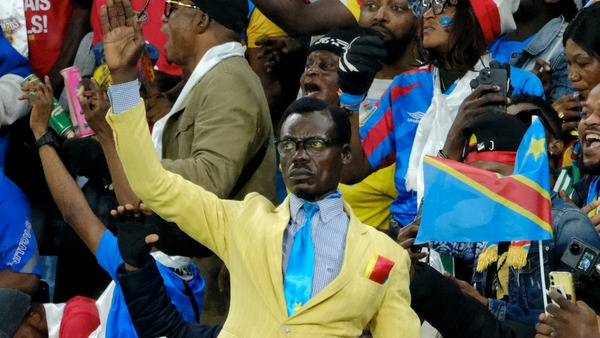 Le Groupe D nous permet de découvrir cet homme-statue. De quelle équipe accompagne-t-il les supporters ?