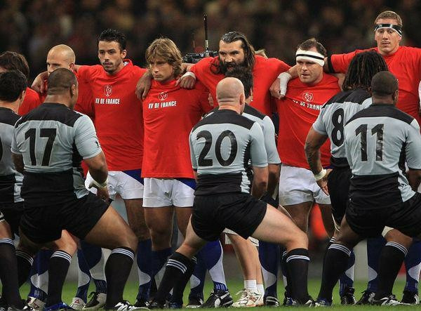 En quelle année les rugbymens français se sont-ils rapprochés au plus près des All Blacks pendant le Haka ?