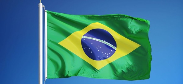 Qu'est-ce qui est écrit au centre du drapeau brésilien ?