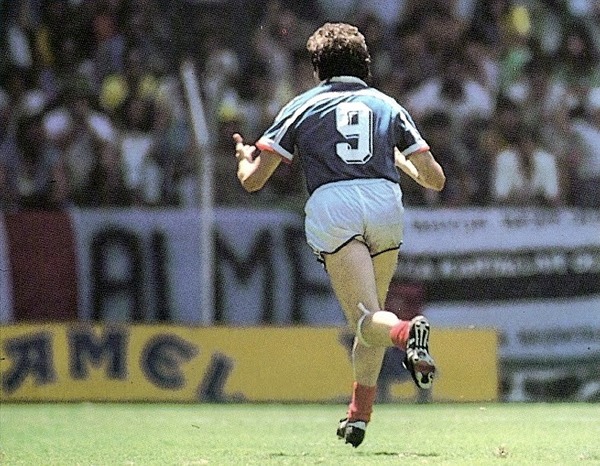 Ce "petit bonhomme" a inscrit le tir au but décisif face aux brésiliens en 1986, il s'agit de ?