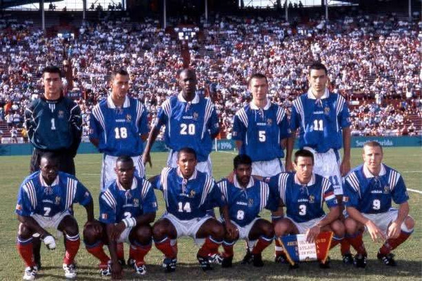En 1993, contre qui perd-il la finale du Festival International Espoirs avec les -20 ans ?