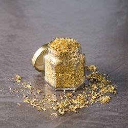 Dans le jargon des orpailleurs, comment désigne-t-on un très petit morceau d'or (moins d'un cm) et plat ?