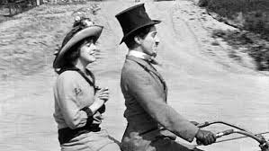 Qui est cette actrice incontournable de l'époque avec qui il tournera ce film en avril 1914 ?