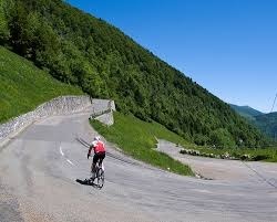 Lequel de ces cols cyclistes de France culmine à l'altitude la plus basse ?