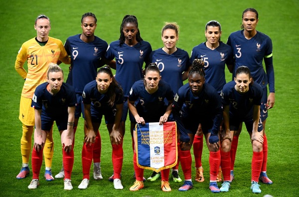 Sur les 8 premières Coupes du Monde féminines, combien de fois l'équipe de France est-elle arrivée en finale ?