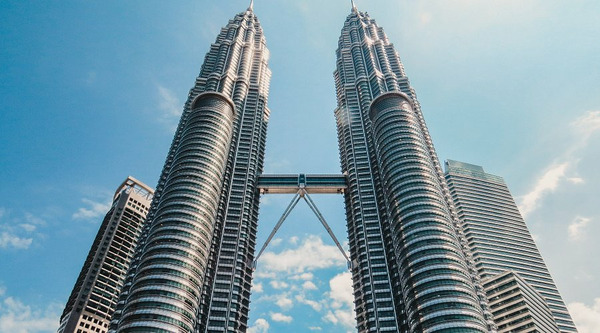Où trouve-t-on les célèbres Tours Petronas ?