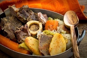 Plat traditionnel breton qui se compose de divers aliments dont du bœuf, du jarret de porc et des légumes.
