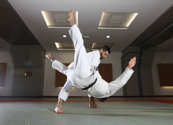 Quel(le) est le ou la judoka(te) à remporter 3 fois les JO consécutivement ?