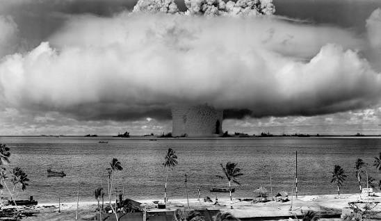 Combien d'essais nucléaires eurent lieu dans l'archipel des Marshall entre 1946 et 1958 ?