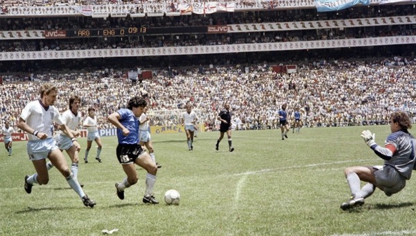 Lors de son but du siècle ,à la coupe du monde 1986 contre l’Angleterre, combien de jouer Maradona dribble-t-il?