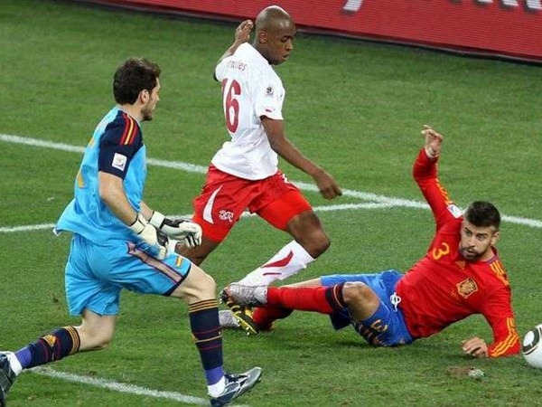Pour son entrée dans ce Mondial 2010, quelle équipe réalise l'exploit de battre la Roja 1-0 ?