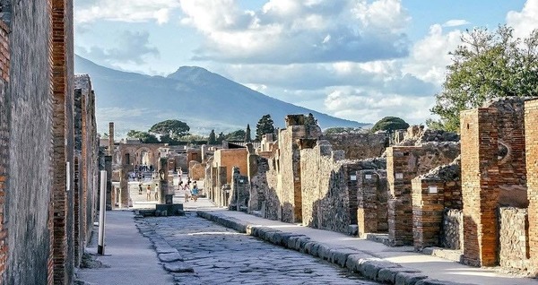 En quelle année la ville de Pompéi a-t-elle été détruite par l'éruption du Vésuve ?