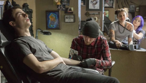 Qu'est-ce que Clay se fait tatouer sur son avant-bras? (s2)