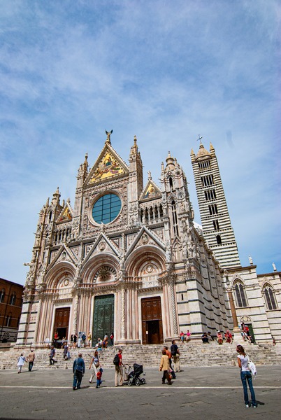 Nous sommes en Italie. Mais dans quelle ville est située cette cathédrale ?  Un indice : elle es surnommée "le Dôme" ...