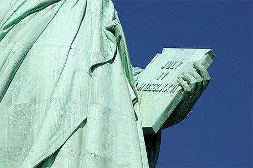 A quoi correspond la date gravée sur la tablette de la Statue ?
