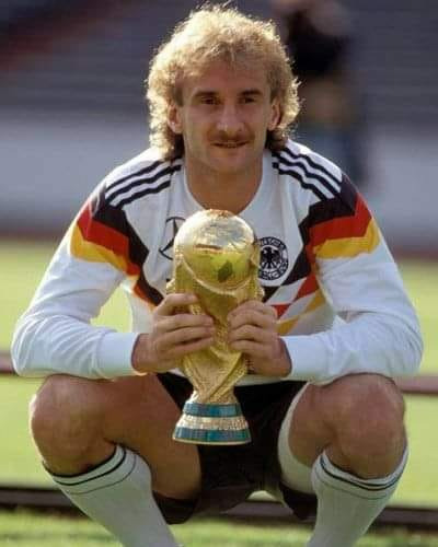 A quel Mondial le buteur Rudi Völler n'a-t-il pas participé ?