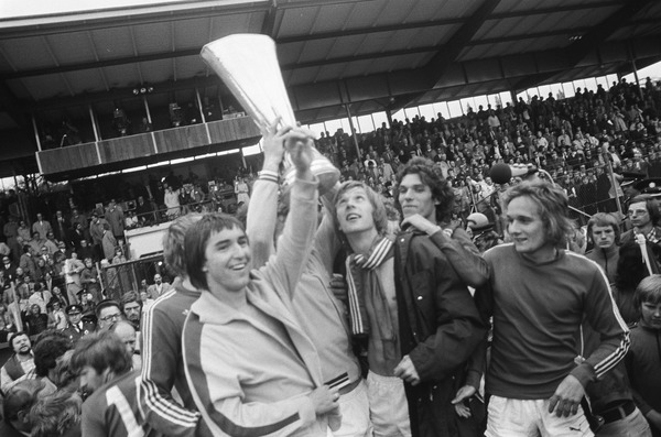 Quel est le premier club allemand à remporter cette compétition en 1975 ?