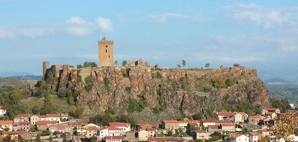 Dans quel département se situe le château de Polignac ?