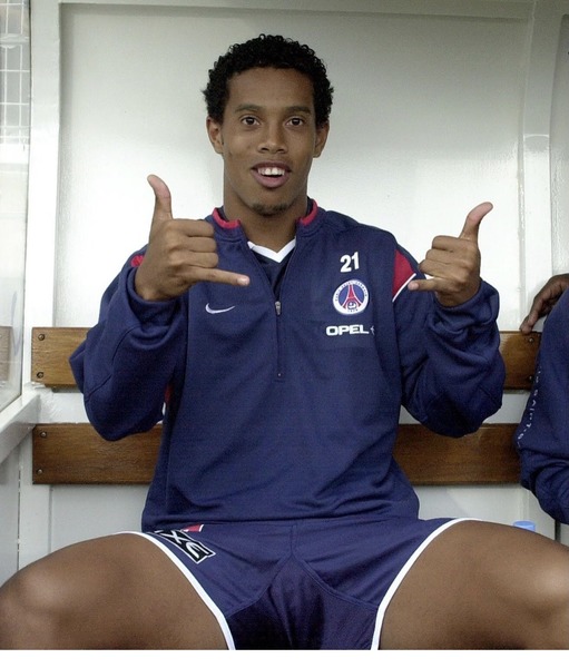 Quel club était en concurrence avec le Barça pour acheter Ronaldinho au PSG ?