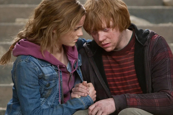 Qui sauve Ron et Hermione en tuant le serpent de Voldemort ?