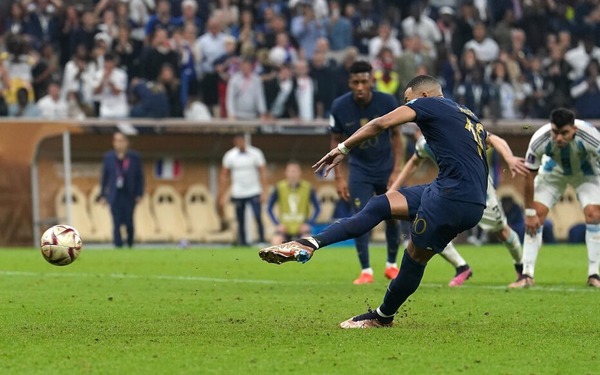 Alors que tout semble perdu, les Français obtiennent un penalty à 2 minutes de la fin grâce à une faute de main de ...