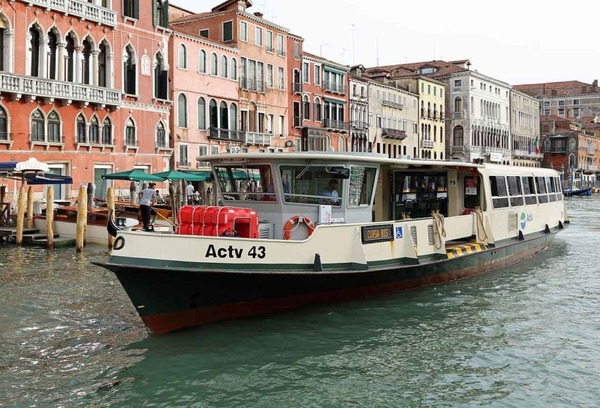 A Venise, comment s’appellent les bateaux servant de transport en commun ?