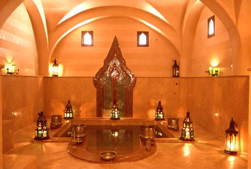 Dans quels établissements les marocains prennent-ils des bains de vapeur chaude ?
