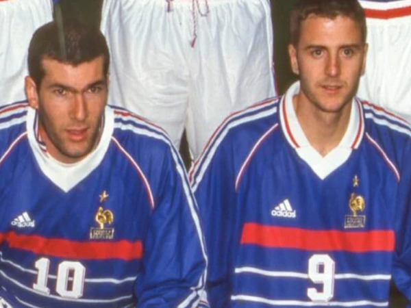 Le 13 novembre 1999, contre qui inscrit-il son premier et unique but en équipe de France ?