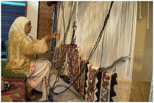 Quelle ville de Tunisie est réputée pour ses tapis artisanaux ?
