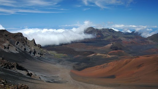 Parmi ces parcs, lequel abrite le volcan le plus actif du monde ?