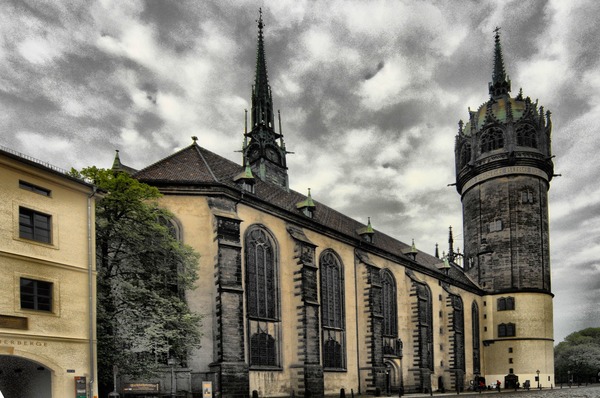 L'église de Wittenberg, en Allemagne, est très célèbre, sans être belle. Pouquoi ?