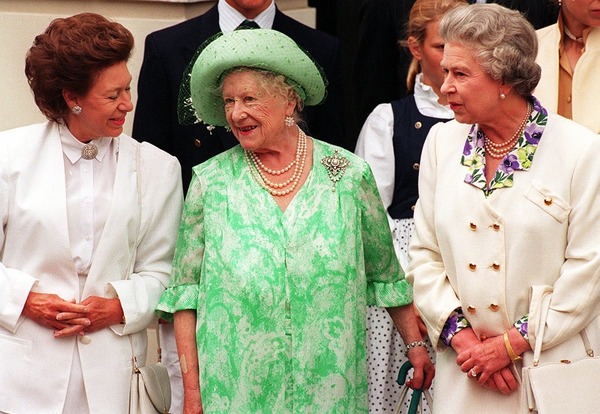 En quelle année la Reine Élisabeth II a t-elle perdu sa soeur et sa mère ?