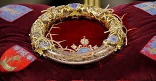 Quelle relique était conservée dans la Sainte-Chapelle à Paris avant d'être transférée à Notre-Dame ?