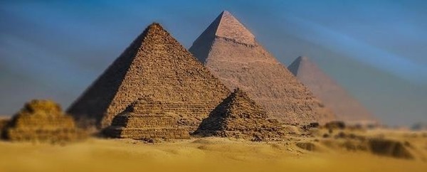 Quel pays est célèbre pour ses pyramides ?