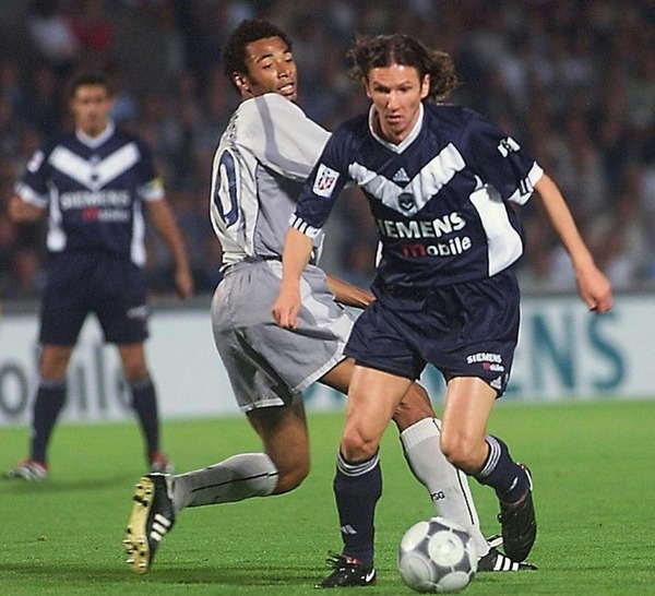 Après 3 saisons pleines aux Girondins de Bordeaux, pour quel grand club anglais le Russe Alexeï Smertine quitte-t-il les bords de la Garonne en 2003 ?